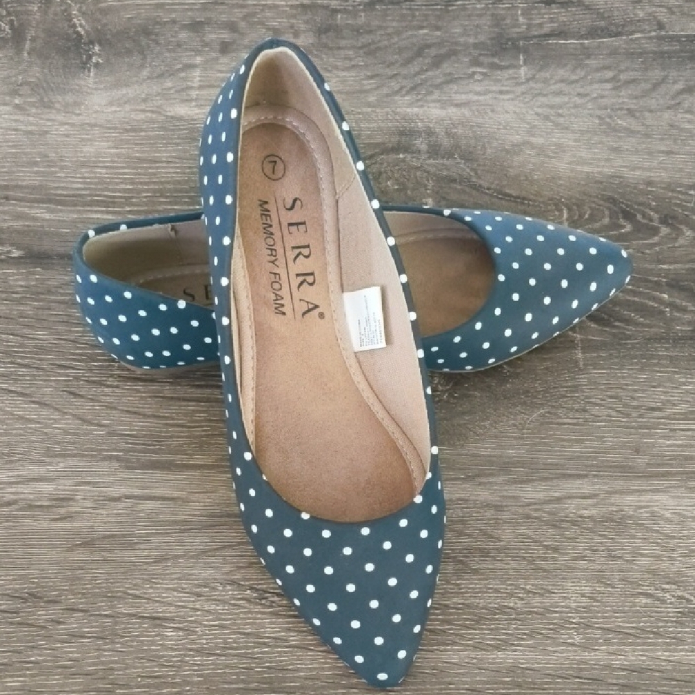 Serra size 7 woman's flats polka dots blue and white 6.5 narrow?